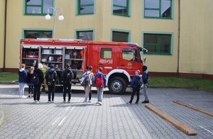 Grupa dzieci oglądająca wóz strażacki.