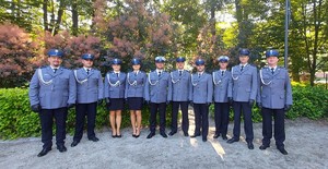 Grupa policjantów w mundurach.