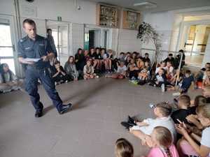 Policjanci na spotkaniach z uczniami w szkołach.