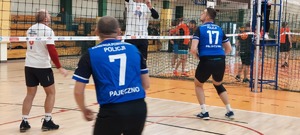 Policjanci w strojach sportowych w trakcie rozgrywanego turnieju.