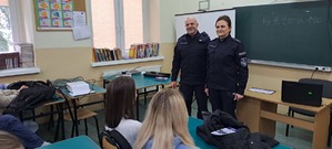 Spotkanie w klasie szkolnej policjantów z maturzystami.