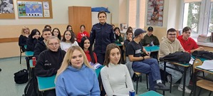 Spotkanie w klasie szkolnej policjantów z maturzystami.