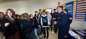 Grupa młodzieży przy stoisku policyjnym.